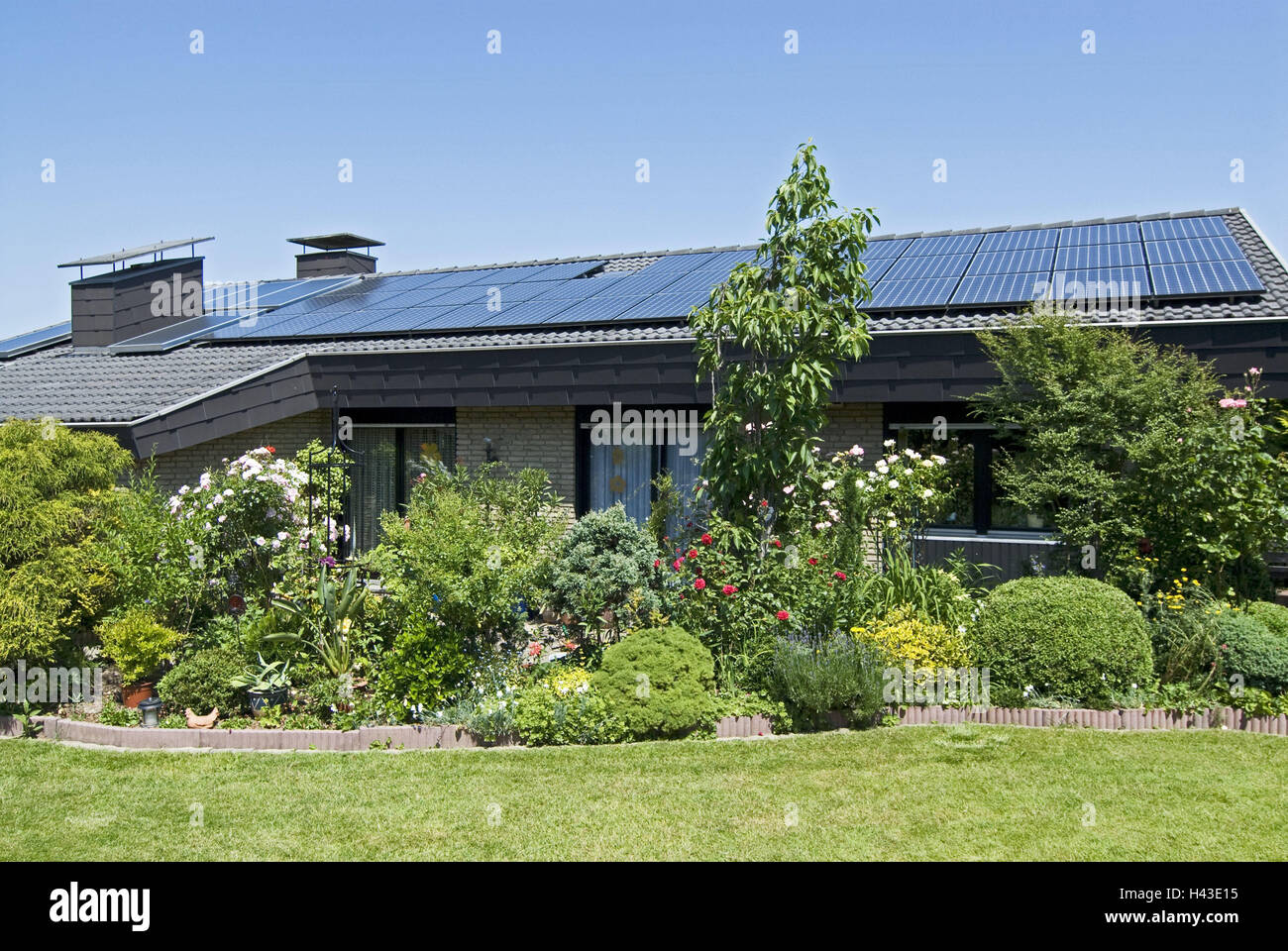 Single-family dwelling, roof, photovoltaics plant, current production, alternatively, energy, thermo plant, hot-water production, Solar, garden, house, architecture, house roof, outside, deserted, Stock Photo