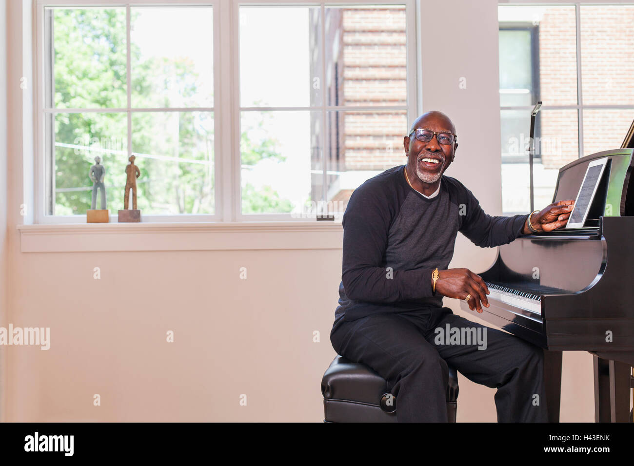 Sitting at the piano hi-res stock photography and images - Alamy