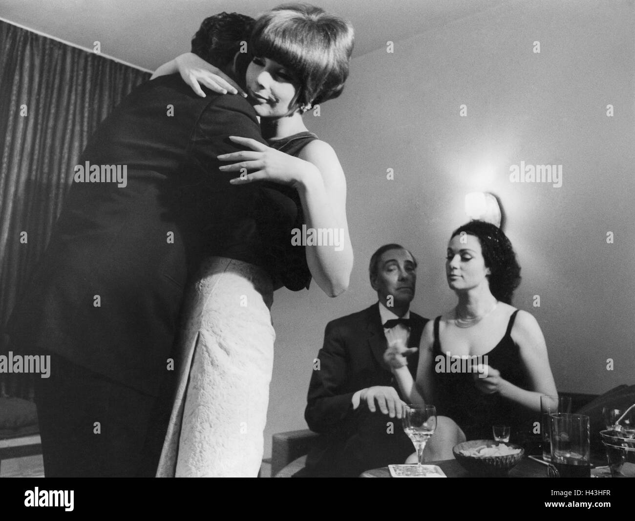Party, sitting room, couples, elegantly, b/w, people, men, women, friends, hostesses, age difference, friends, evening dress, smartly, elegantly, suit, evening dress, sit, observe, dance, flirtation, embrace, falls in love, drinks, nostalgia, inside, Stock Photo