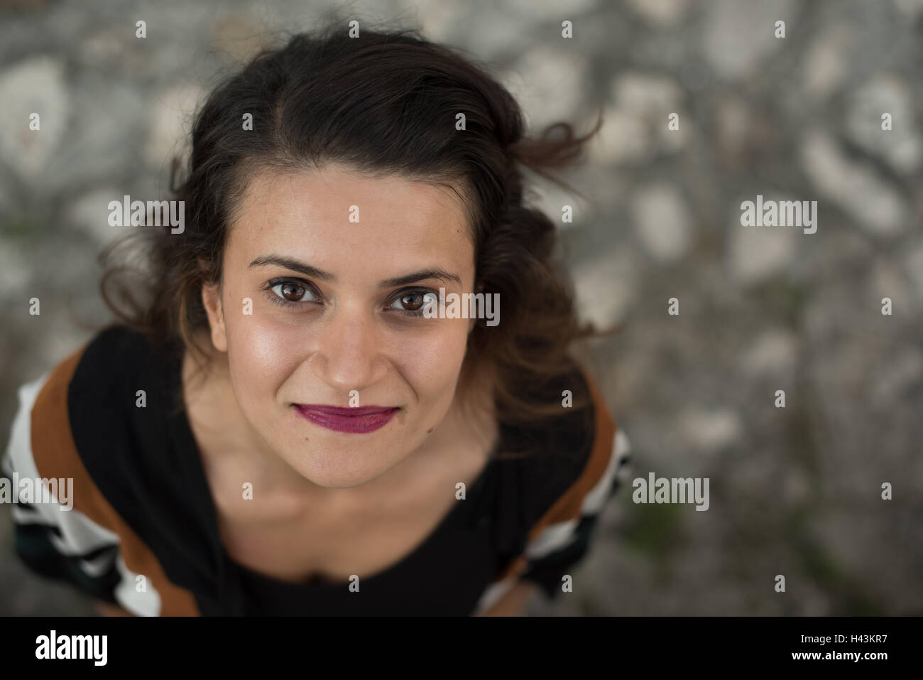 Portrait of a young woman smiling Stock Photo - Alamy