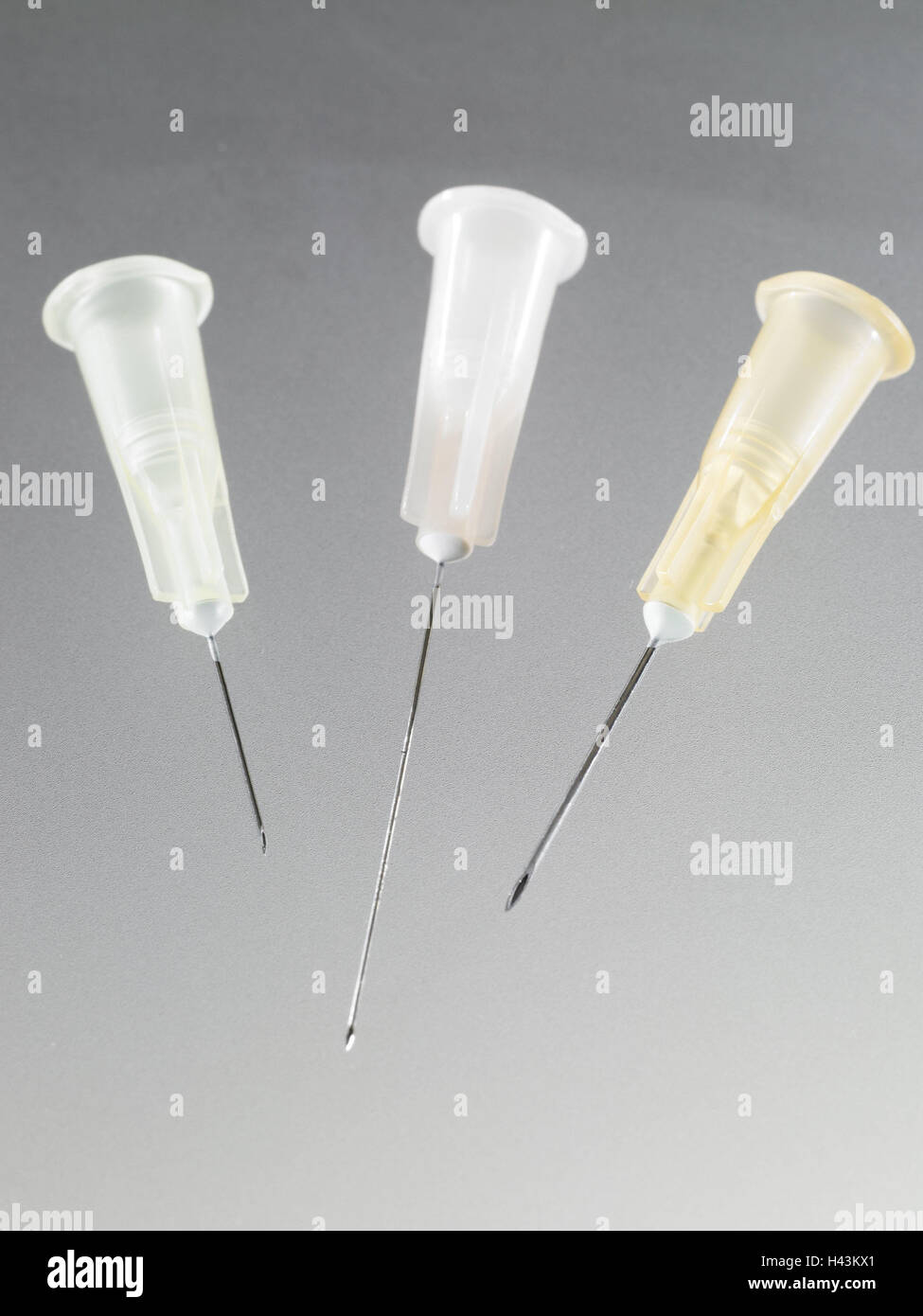 Cannulas, three, sizes, differently, inoculating, syringes, insulin