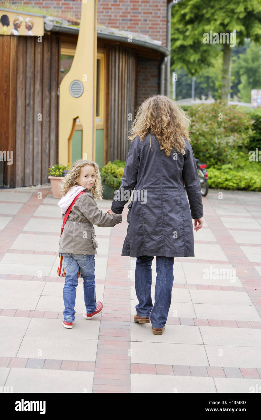 Nut, subsidiary, hand in hand, happily, back view, person, woman, child, girl, kindergarten child, kindergarten, together, smile, go side by side, walk, leisurewear, outside, motion, Stock Photo