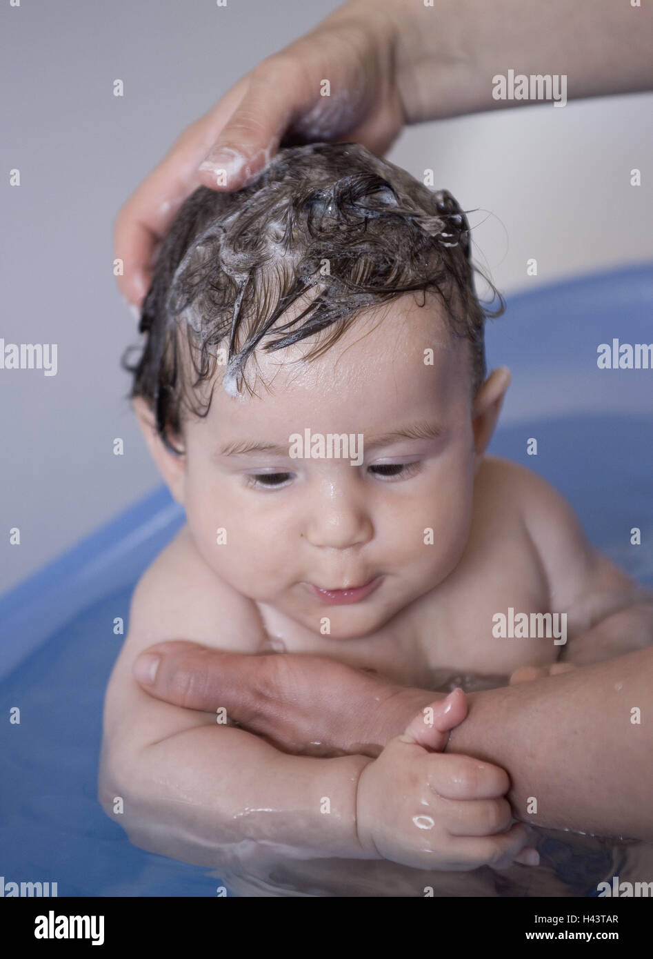 Bath, mother, detail, baby, 6 months, wash hair, model released Stock