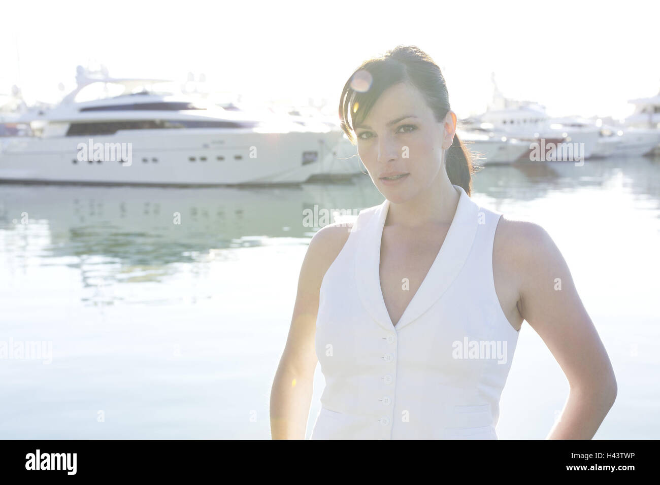 woman-young-harbour-half-portrait-back-light-people-tourist
