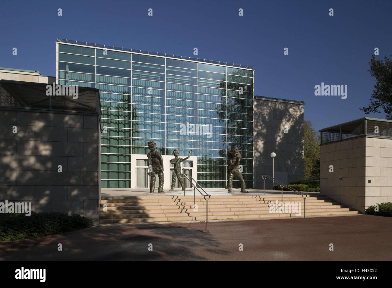 Germany, North Rhine-Westphalia, food, art, sculptures, 'Completely big minds', from Thomas Schütte, town, building, theatre, philharmonic concert hall, modern, outside, art, figures, facade, architecture, glass front, Stock Photo