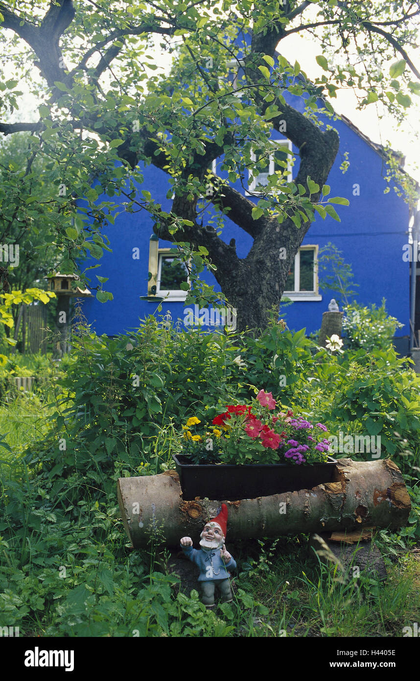 Germany, Bavaria, court, single-family dwelling, blue, garden, flower trough, garden gnome, Franconia, Upper Franconia, building, house, residential house, architectural style, architecture, outside, deserted, Idyll, suburban idyl, rurally, flowers, tree, Stock Photo