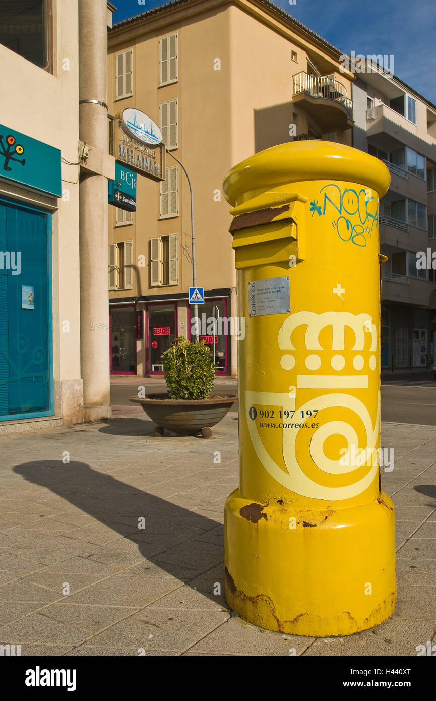 Spain, Majorca, Port d'Alcudia, mailbox, yellow Stock Photo Alamy