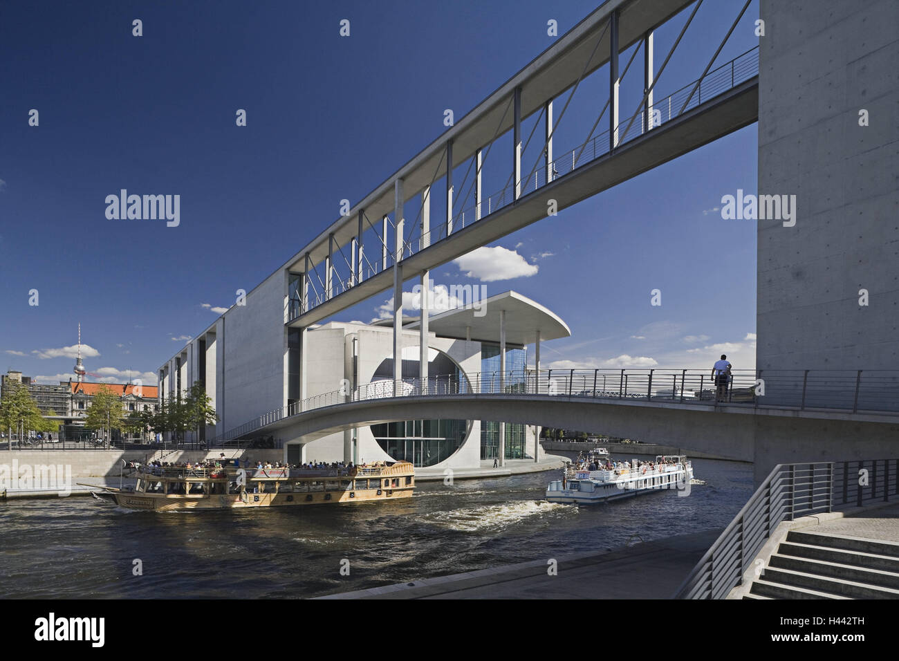 Germany, Berlin, the Bundestag, Marie-Elisabeth-Lüders-Haus, ships, tourists, river Spree, Europe, town, capital, place of interest, Spree bow, government district, bridge, architecture, building, Lüdersblock, exposed concrete, rotunda, parliament library Stock Photo