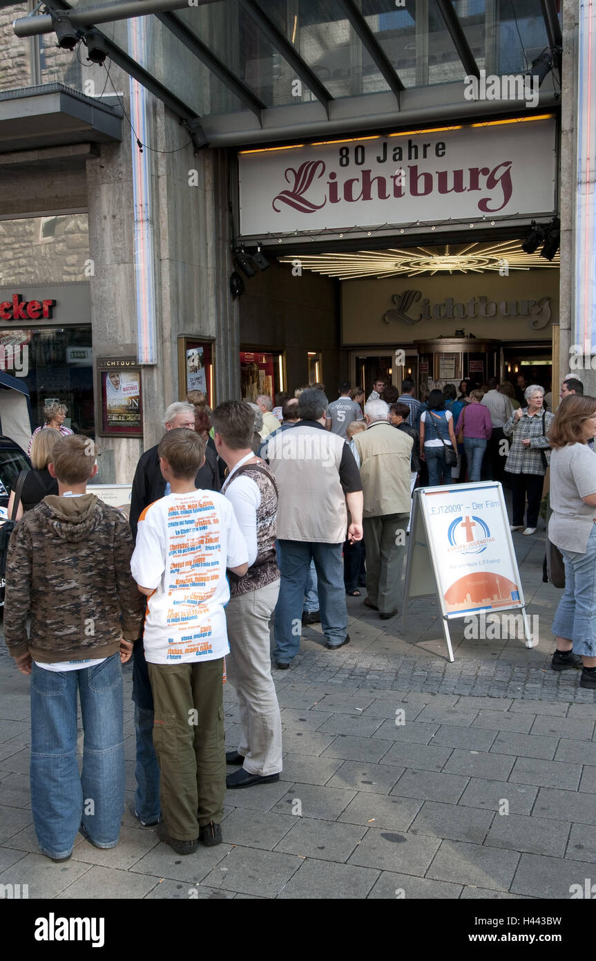Cinema queue hi-res stock photography and images - Alamy
