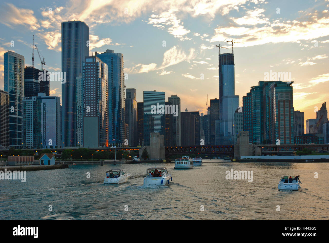 City skyline from chicago river hi-res stock photography and images - Alamy