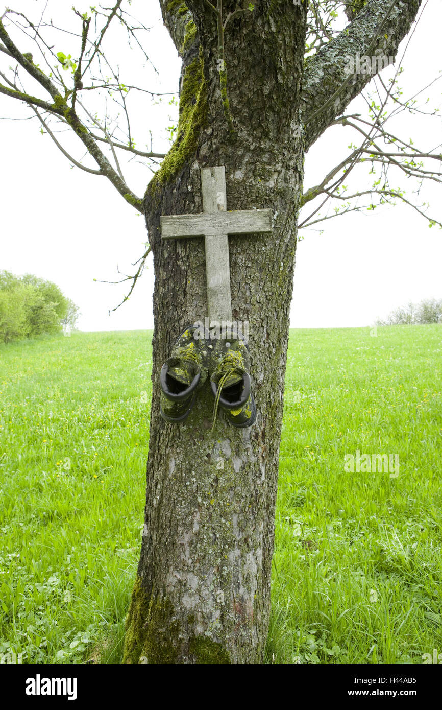 Pilgrimage, pilgrims shoes, nailed on tree trunk, wooden cross Stock
