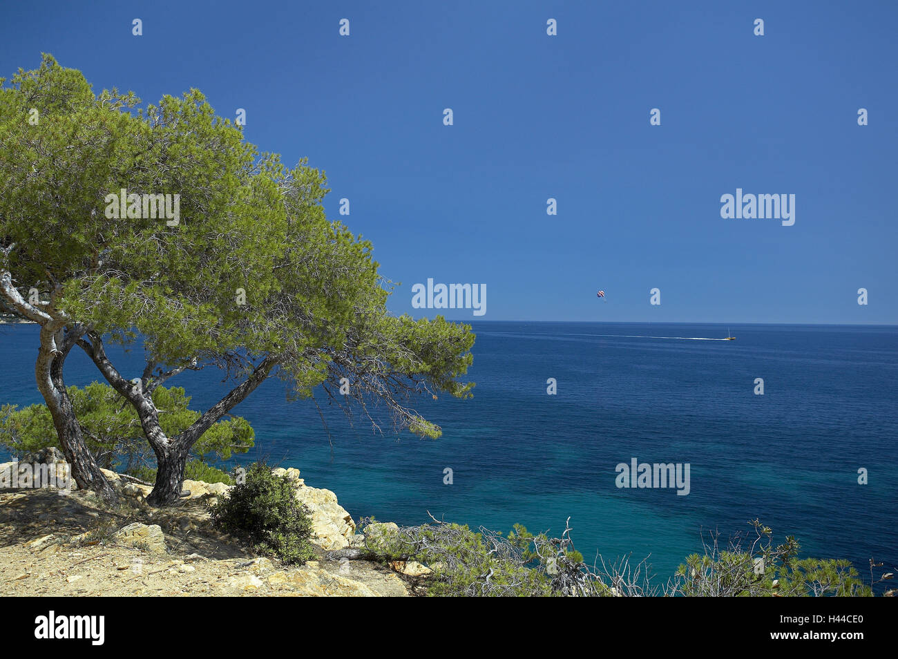 France, Cote d'Azur, pest de la Fossette, sea, boat, Parasailer, Stock Photo