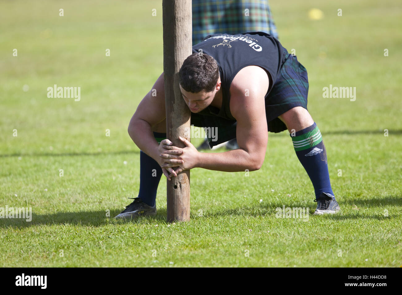 Great Britain, Scotland, Moray, Speyside, Dufftown, Highland Games, trunk throwing, participant, man, position, no model release, Stock Photo
