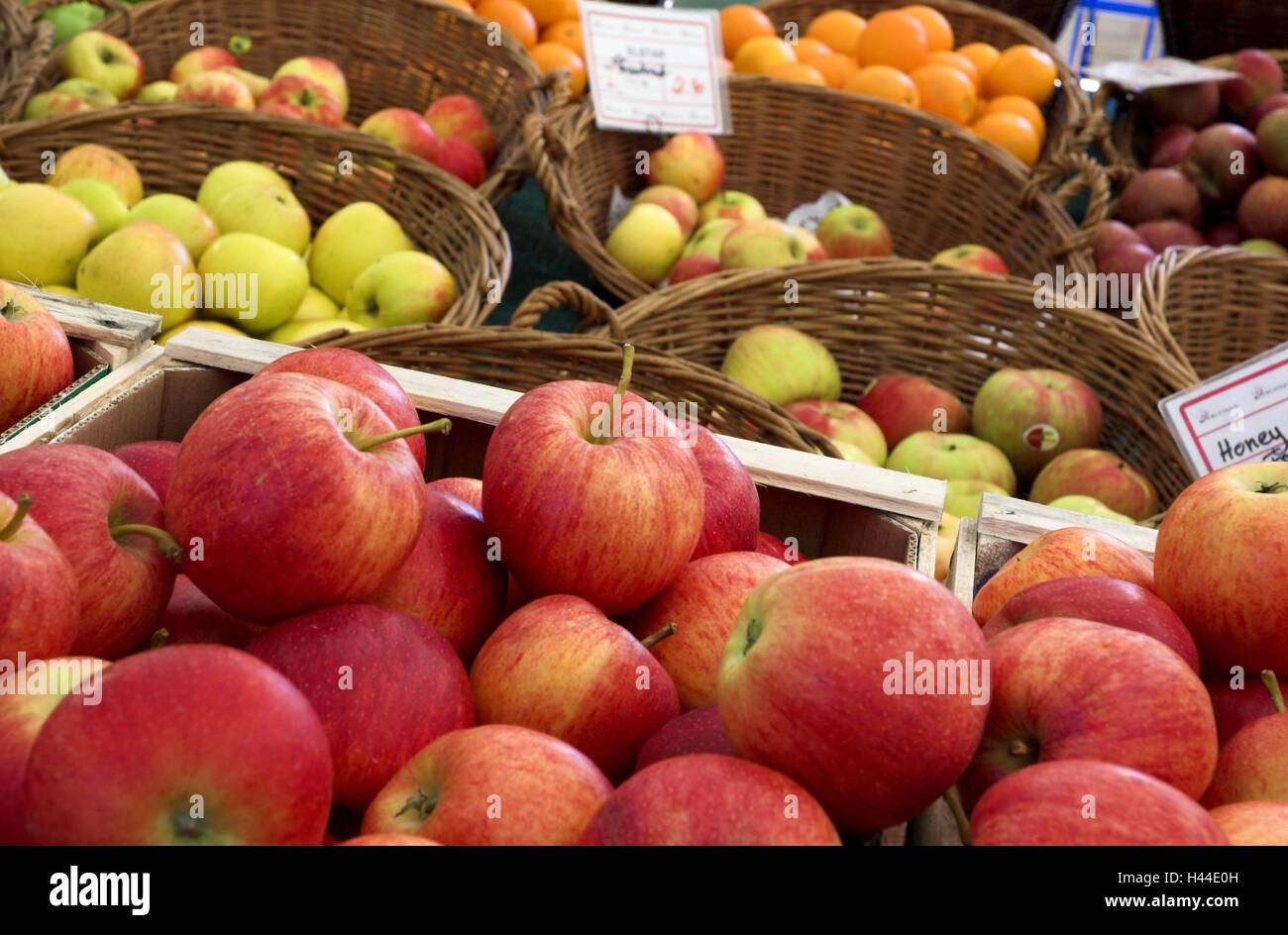 Apples, market stall, fruit baskets, fruit, apple harvest, sales