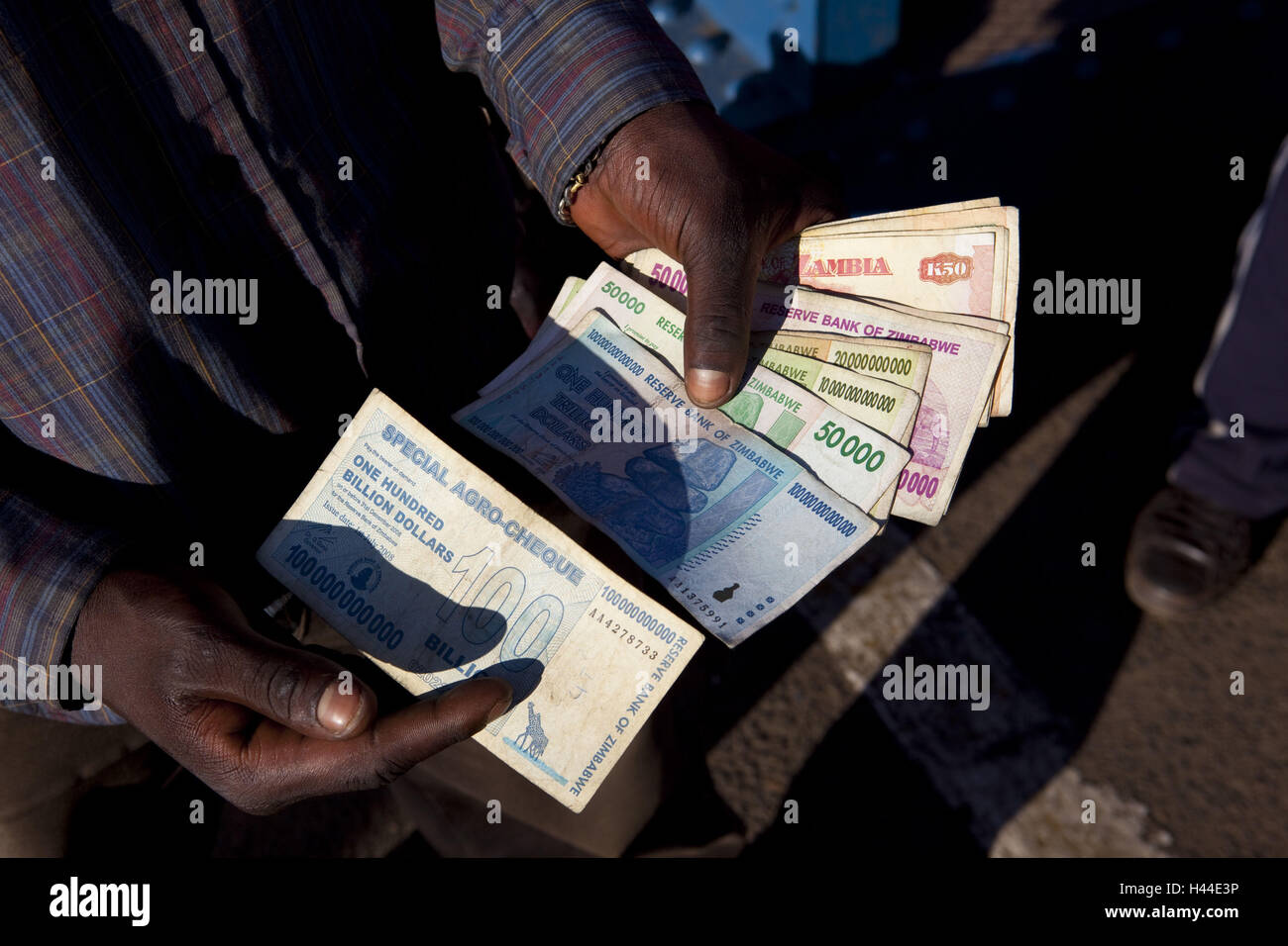 Africa, Zimbabwe, Matabeland, north Zimbabwe, man, banknotes, inflation, Stock Photo