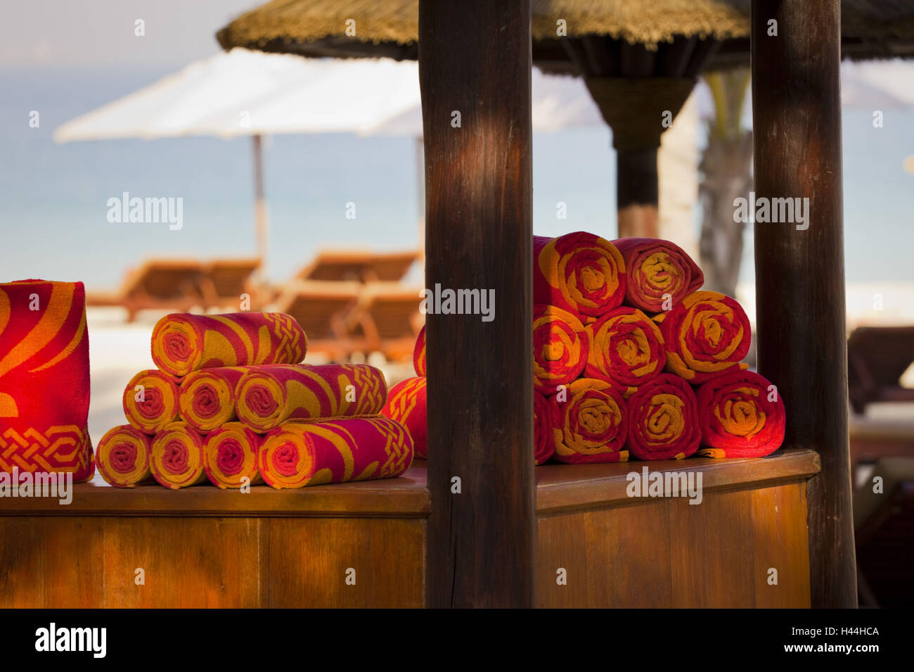 United Arab Emirates, Dubai, hotel beach, counter, towels Stock Photo Alamy