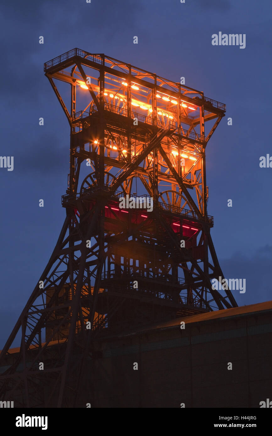 Germany, North Rhine-Westphalia, Gelsenkirchen, hoist frame of the coal-mine Consolitation, bay 9, at night, Stock Photo