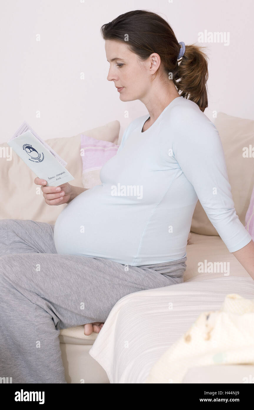 Woman, sit pregnant, sofa, nut pass, read Stock Photo Alamy