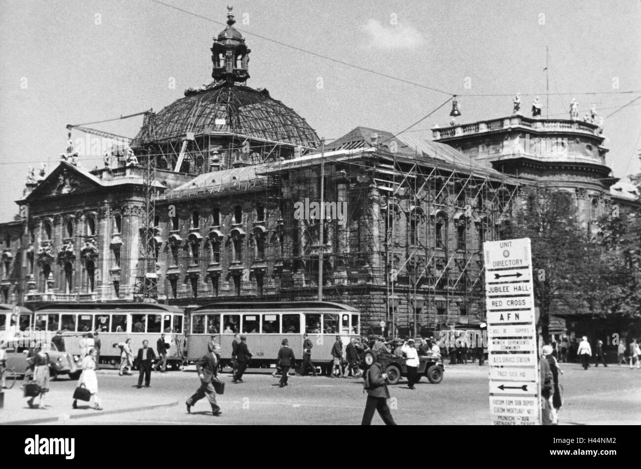 Germany, Bavaria, Munich, Karlsplatz, Stachus, Justizpalast, passersby, 1947, Stock Photo