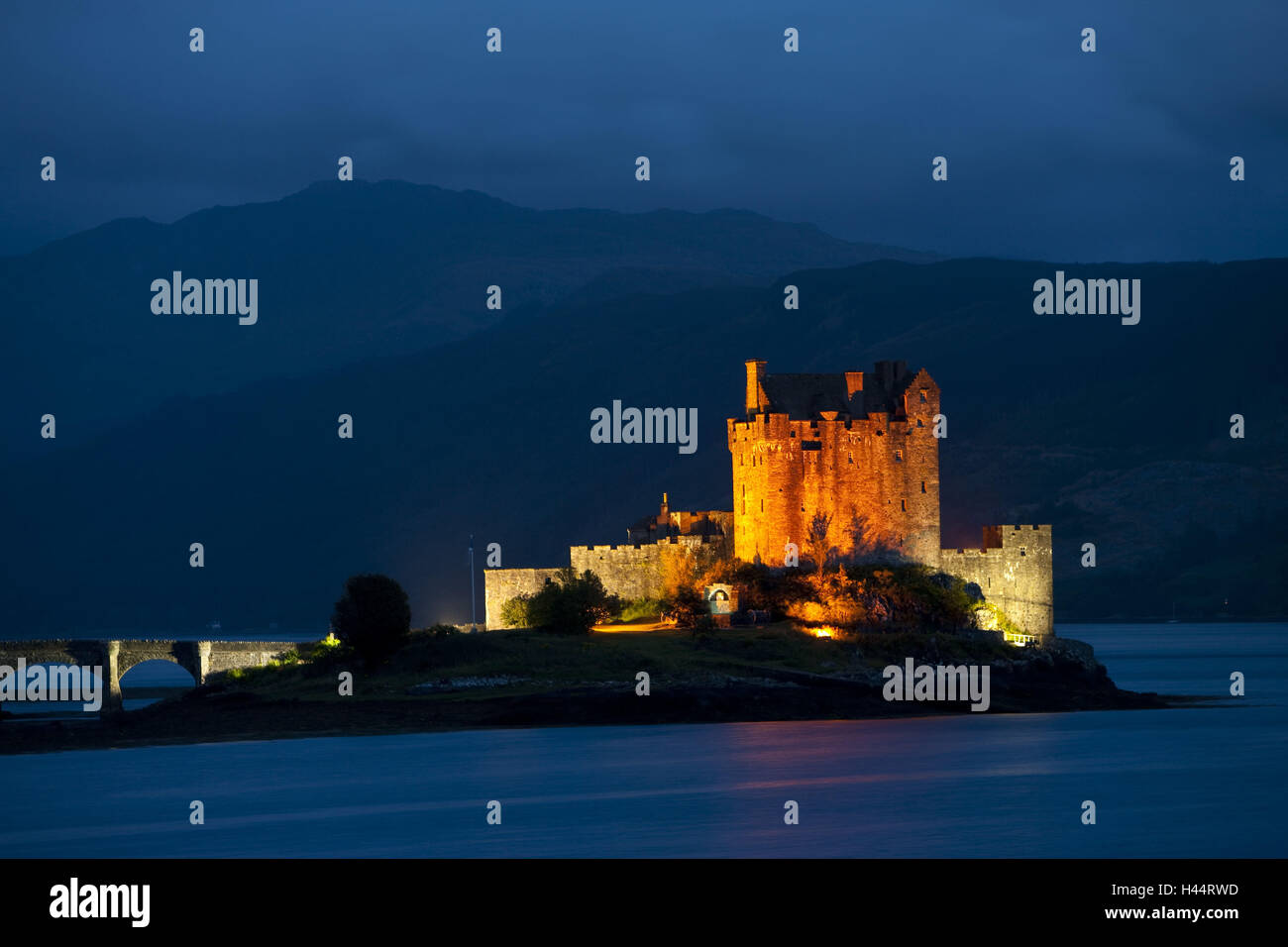 Great Britain, Scotland, highlands, Dornie, Eilean Donan Castle, lighting, evening, Stock Photo