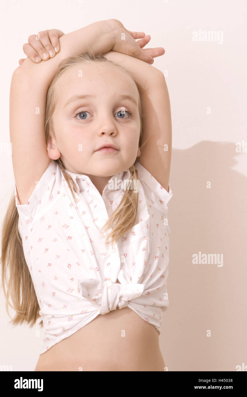 Girls, blond, poor lifts, Look camera, Halbporträt,,   Series, 5 years, child, long-haired, blouse geknotet, wakened freely, attention, naturalness, childhood, studio, Stock Photo