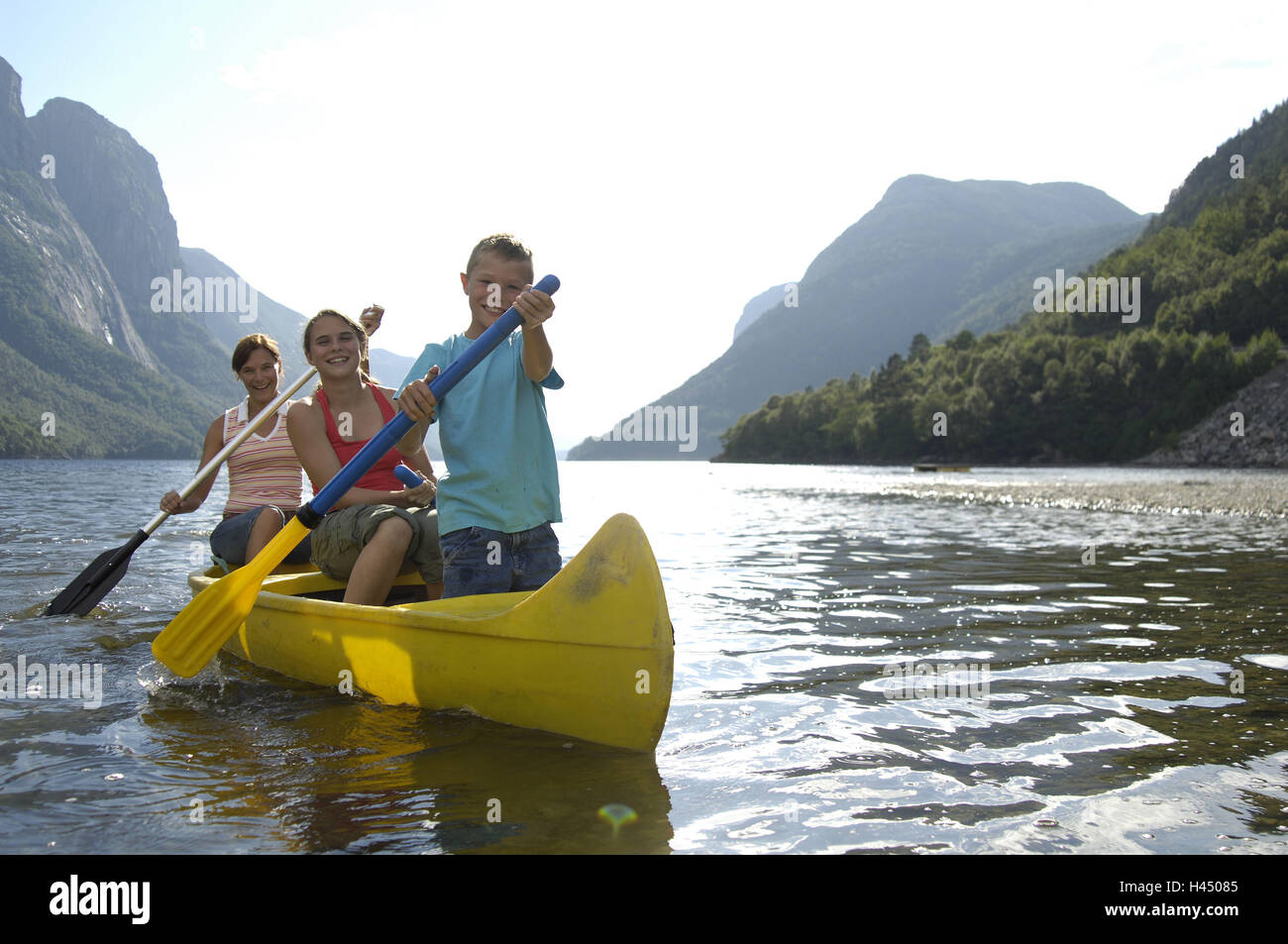 Norway, mountain lake, mother, children, canoe, cheerfully, series,  mountain scenery, mountains, lake, waters, people, woman, girl, boy, boat,  kayak, paddles, joy, happily, together, family, leisure time, vacation,  summer, outside, adventurousness, fun ...