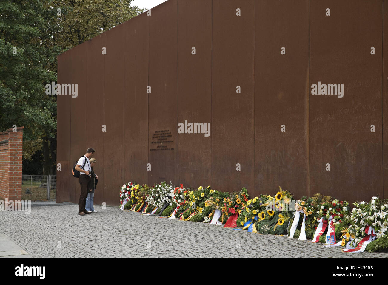 Germany, Berlin, defensive wall, memorial, floral wreaths, tourists, no model release, Europe, town, capital, monument, the GDR, metal wall, metal defensive wall, rusts, flowers, rims, memory, couple, tourist, sightseeing, outside, Stock Photo