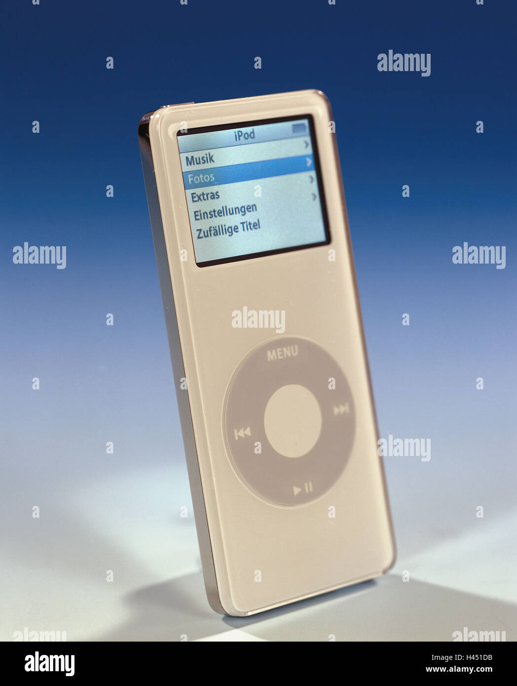 iPod nano, knows, Display, menu-point, photos, no property release,  conversation-electronics, technology, digitally, Musik-Player, MP3-Player,  MP3, program-functions, menu-strip, menu, download, possibilities,  selection, versatility, "photo-album ...