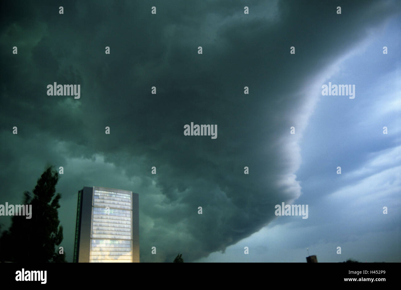 Germany, North Rhine-Westphalia, Düsseldorf, city-opinion, silhouette, high-rise, thunderstorm-mood, city, buildings, residence, sunset, cloud-heavens, cloud-mood, thunderstorm-front, low, storm, low-foothills, weather-front, weathers, thunderstorms, hail, weather-reversal, Stock Photo