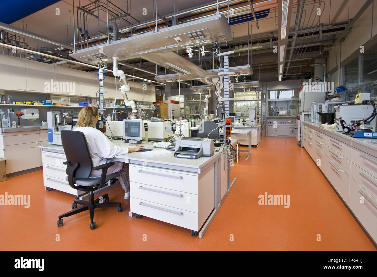 Laboratory, scientist, view, display, results analysis, Germany, North Rhine-Westphalia, Marl, Evonik, chemicals company, company, nanotechnology, Nanotronics, chemistry, special chemistry, occupation, work, research, development, data analysis, analysis, evaluation, results, laboratory examination, examination, science, woman, researcher, person, industry, technology, Stock Photo