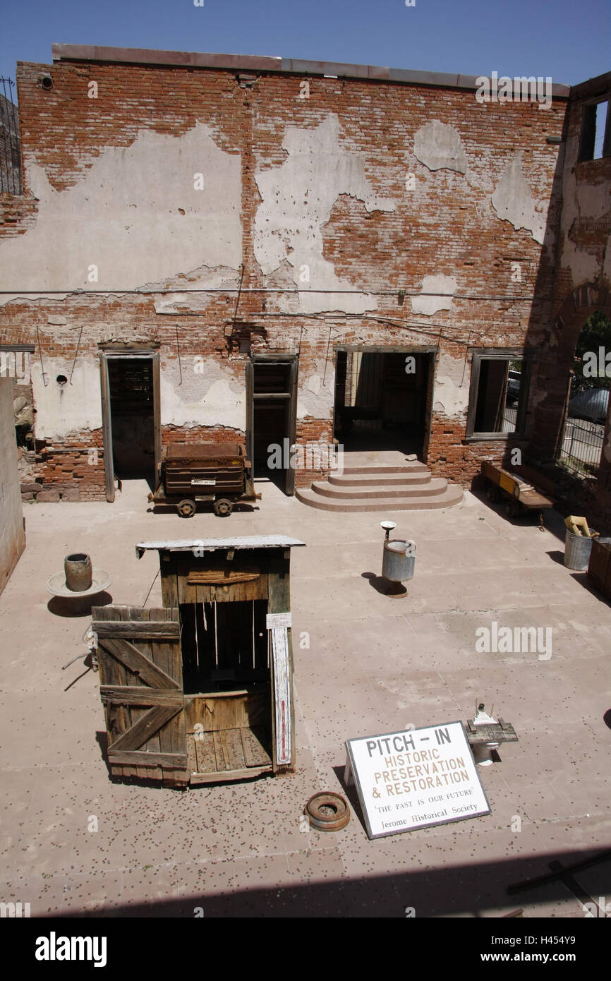 The USA, Arizona, Black Hills, Jerome, Bartlett hotel, inner courtyard, toilet small house, mountain village, mine town, ghost town, strangely, tourism, place of interest, building, brick building, architecture, strangely, historically, exit, formerly, dilapidatedly, toilet, earth closet, Stock Photo