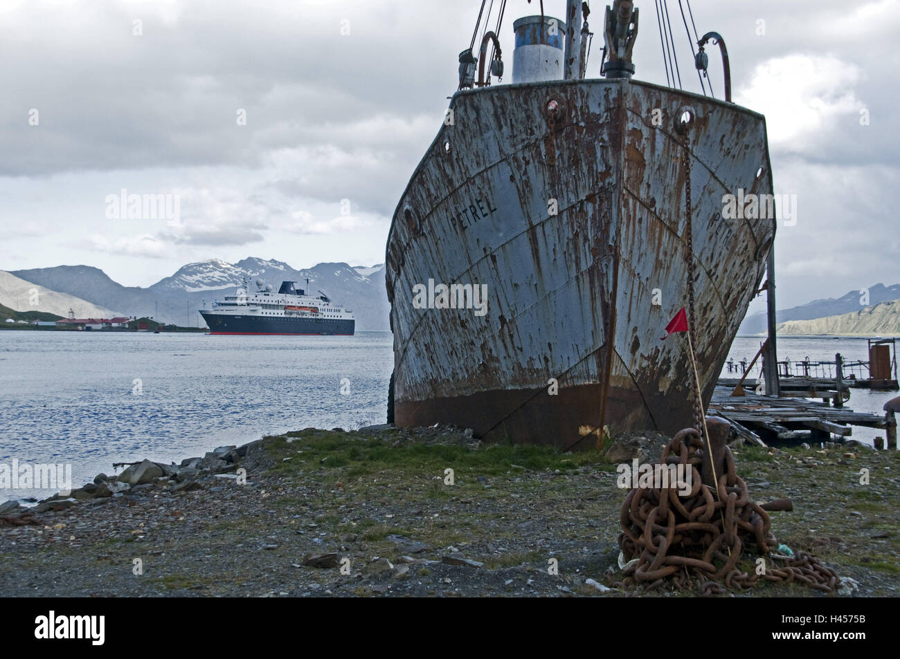 Südgeorgien, Grytviken, coast, old whale processing station, ship wreck, cruise ship in the background, Stock Photo