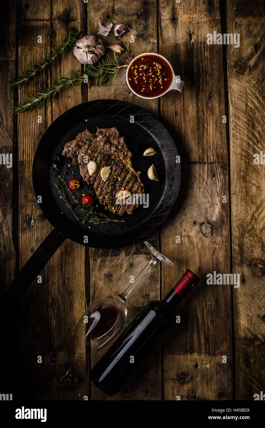 Rib eye steak with garlic, pepper and red wine Stock Photo - Alamy