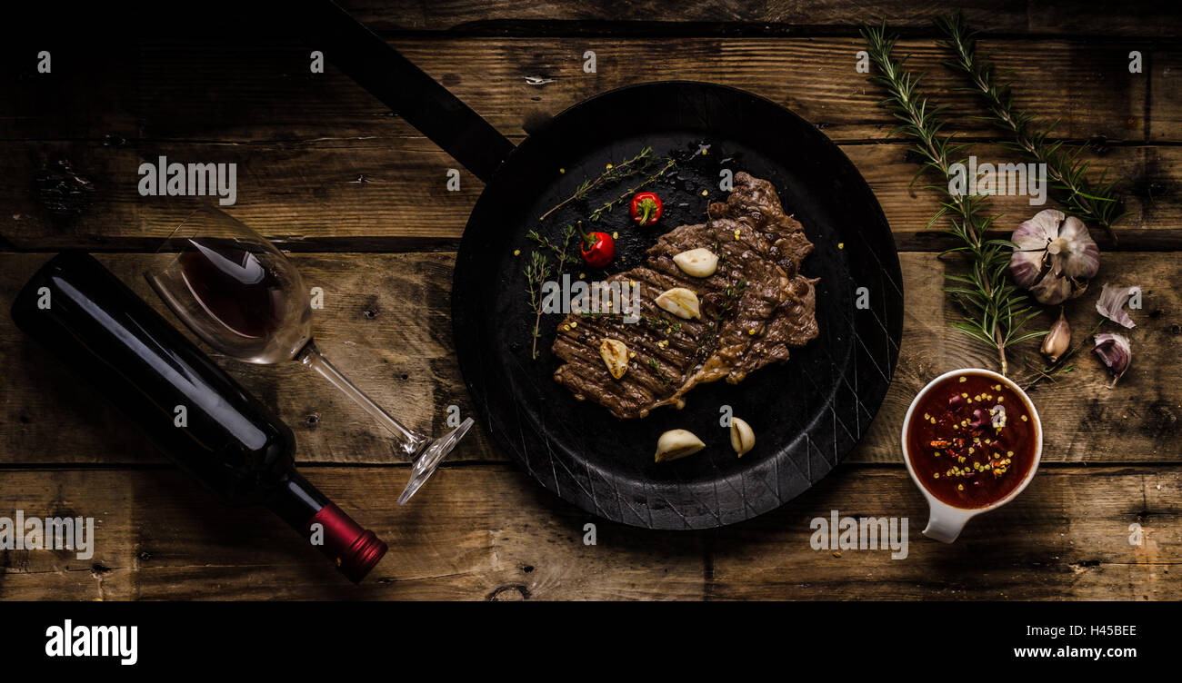 Rib eye steak with garlic, pepper and red wine Stock Photo - Alamy