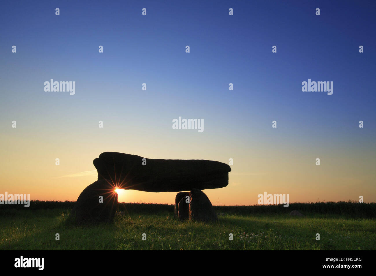Drosa Germany, Saxony-Anhalt, Drosa, megalithic grave, silhouette Stock Photo ...