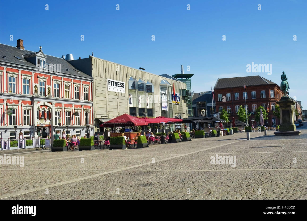 Denmark, Jutland, Esbjerg, city hall square, cafe, guests, no model release, destination, town, centre, building, houses, architecture, gastronomy, street cafe, summer, sunshades, people, tourists, tourism, outside, monument, Stock Photo