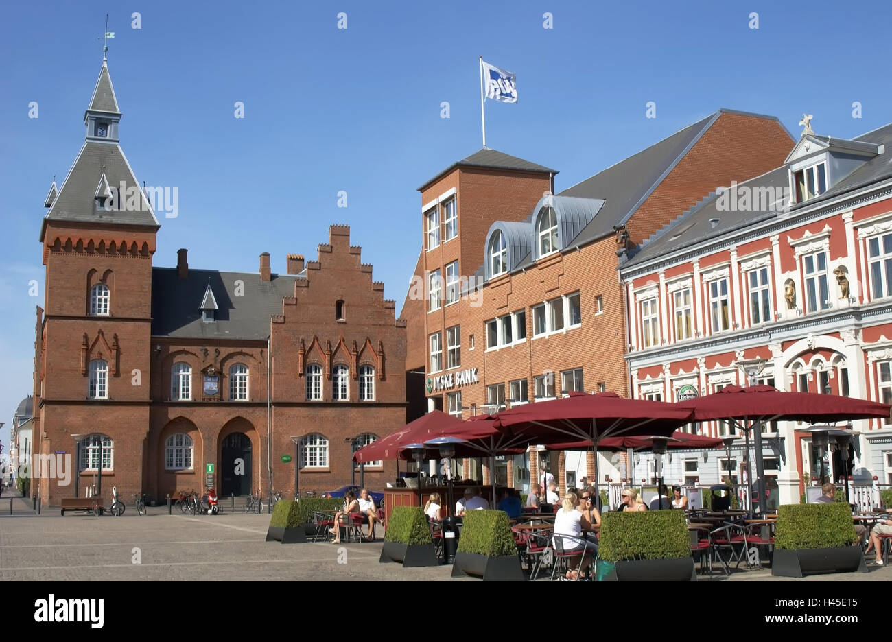 Denmark, Jutland, Esbjerg, city hall square, cafe, guests, no model release, destination, town, centre, city hall, city hall tower, building, houses, architecture, brick architecture, gastronomy, street cafe, summer, sunshades, people, tourists, tourism, Stock Photo