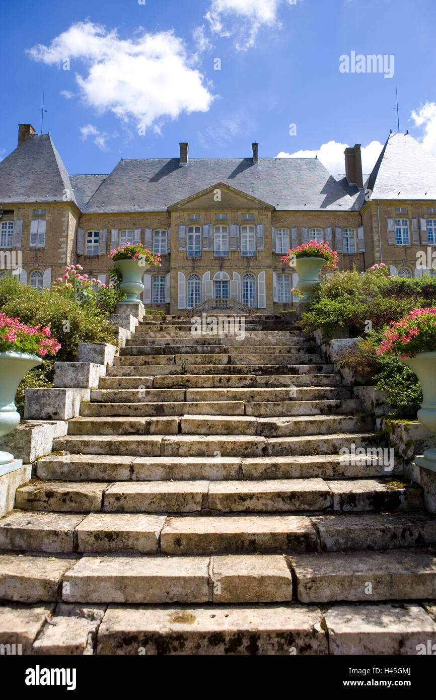 France, Bourgogne, Saone-et-Loire, Charolles, La Clayette, Corbigny, Chateau de Dree, perron, flowers, Stock Photo