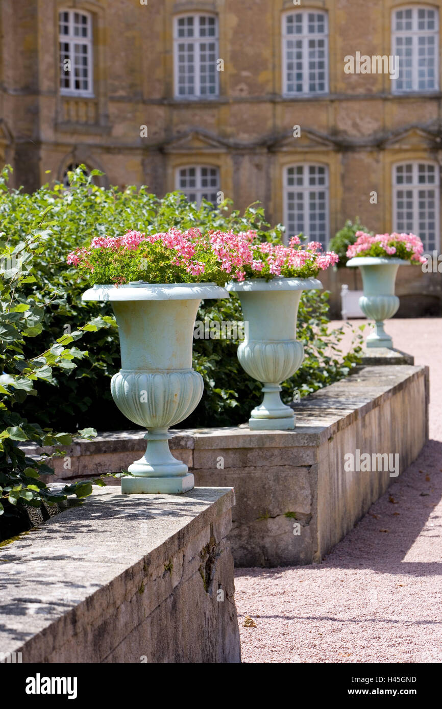 France, Bourgogne, Saone-et-Loire, Charolles, La Clayette, Corbigny, Chateau de Dree, castle court, flower tub, Stock Photo