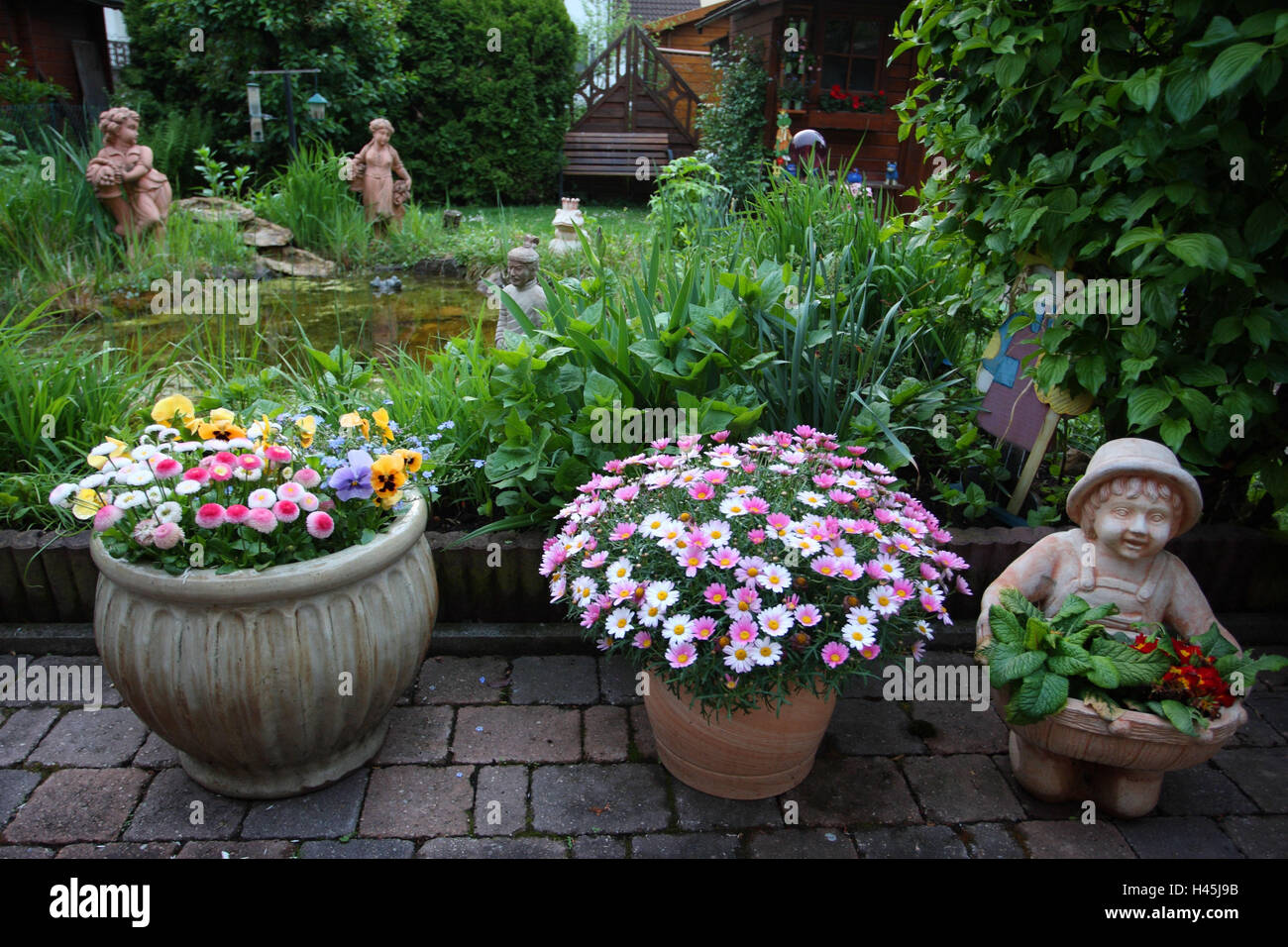 Garden figures hi-res stock photography and images - Alamy