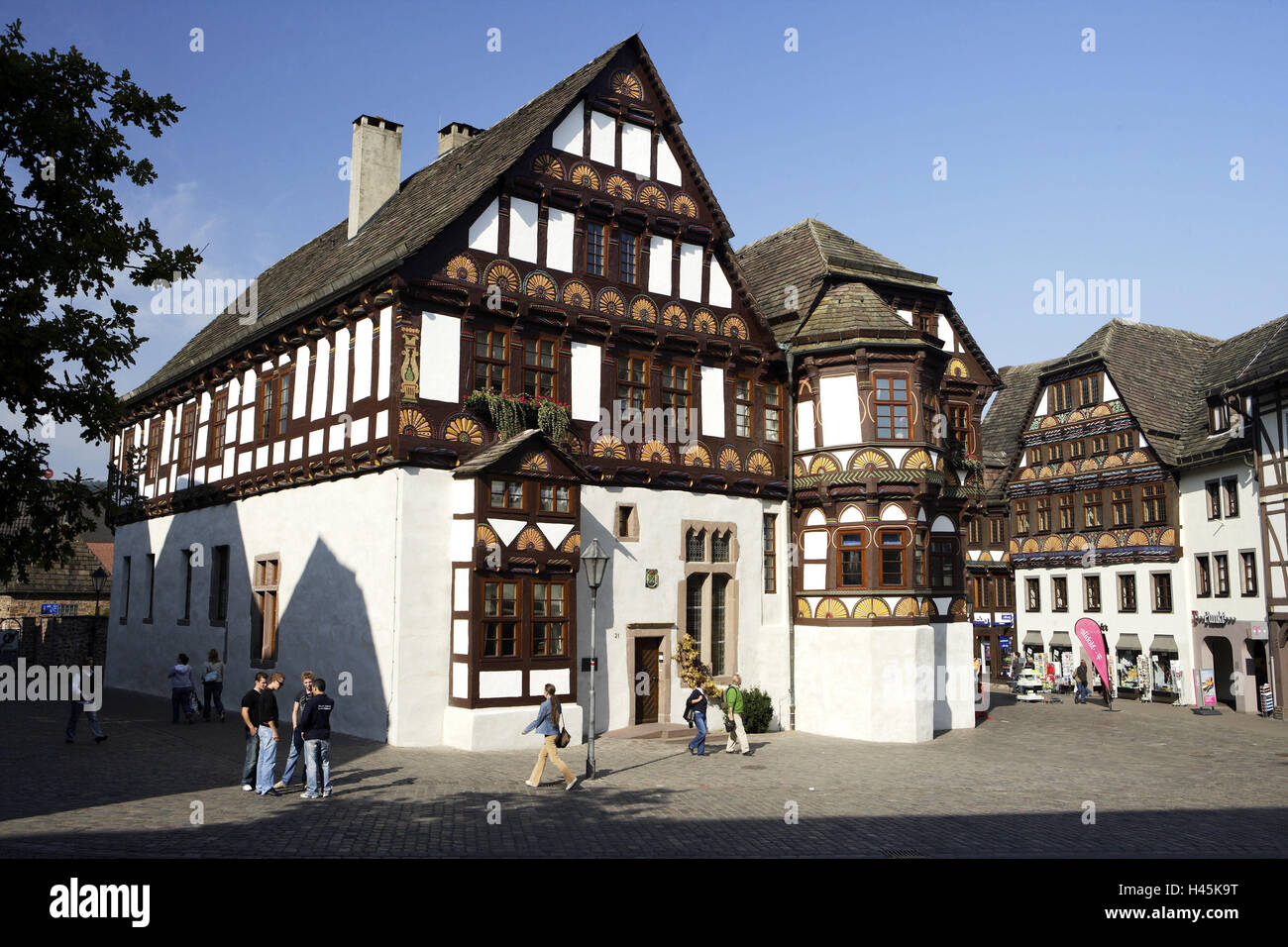 Germany, North Rhine-Westphalia, Höxter, marketplace, old Dechanei, tourists, Weser mountainous country, district town, Old Town, space, Dechanei, half-timbered house, house, half-timbered, structure, architectural style, Adel's seat, Weser Renaissance, houses, residential houses, architecture, typically, people, tourism, vacation, season, summer, sunshine, Stock Photo