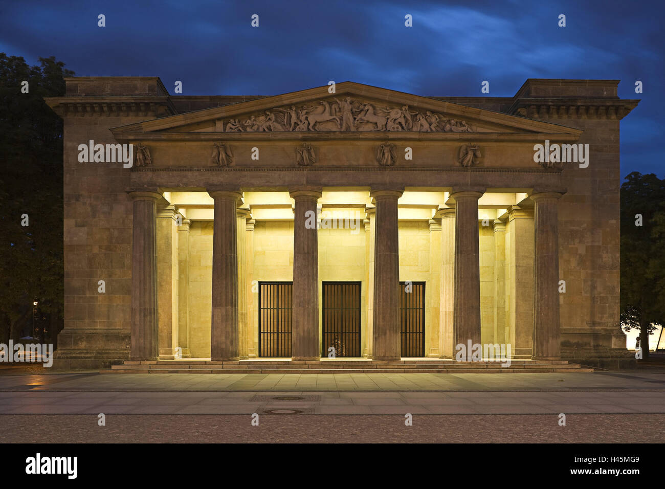 Germany, Berlin, new guard, lighting, evening, Europe, Berlin middle, capital, town, part of town, building, structure, architecture, place of interest, architectural style classicism, input, portal, pillars, outside, deserted, Stock Photo