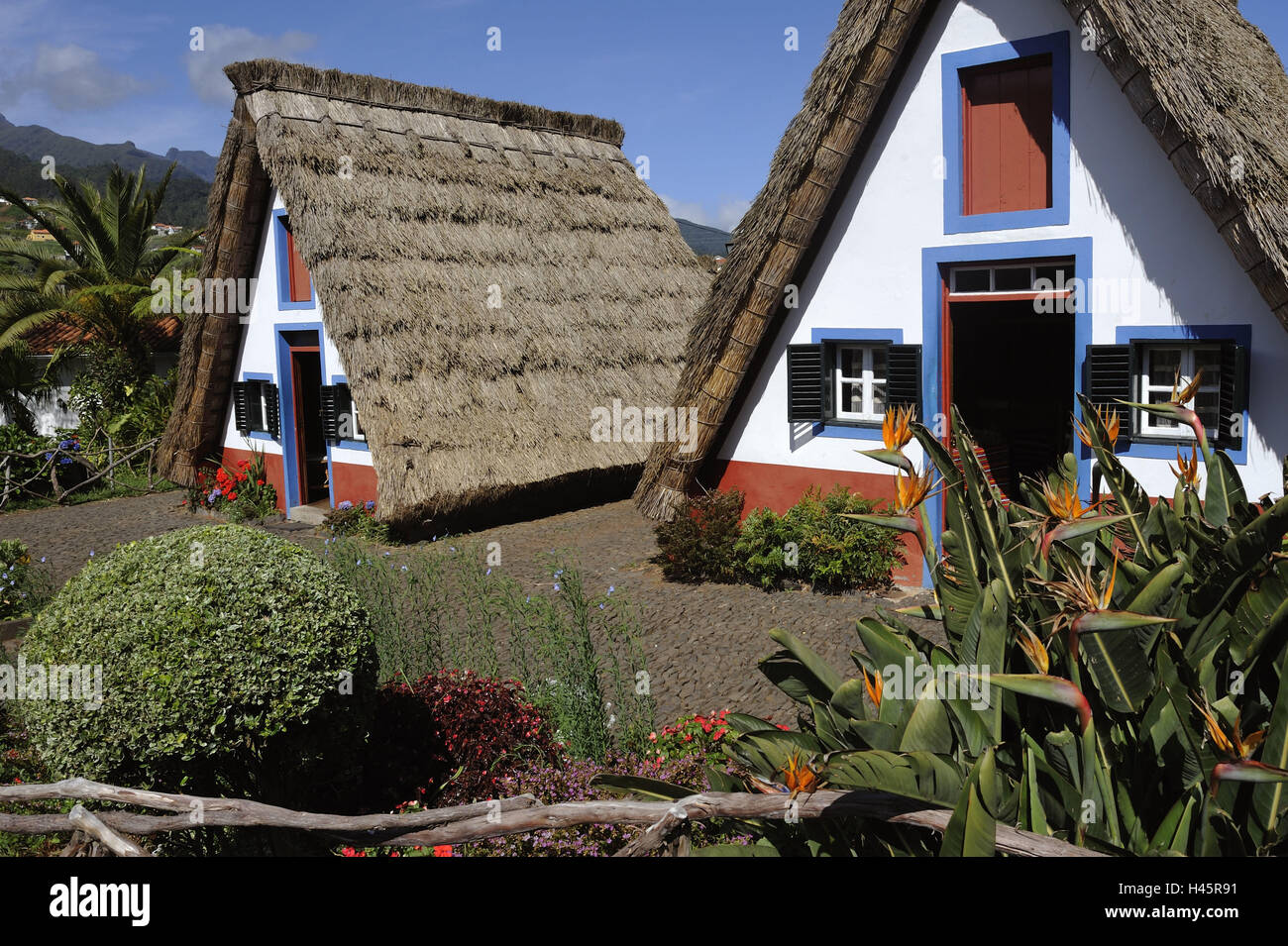 Casa de Santana', a traditional type of house in Madeira Islands, more  specifically in Santana region (Portugal) recreated in Minecraft :  r/Minecraftbuilds