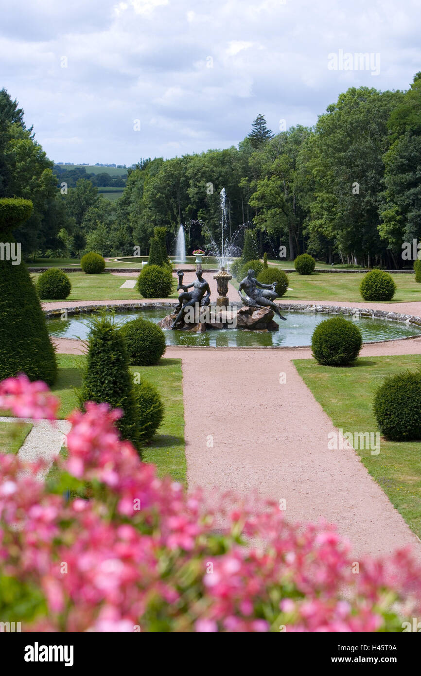 France, Bourgogne, Saone-et-Loire, Charolles, La Clayette, Corbigny, Chateau de Dree, castle garden, fountain, Stock Photo