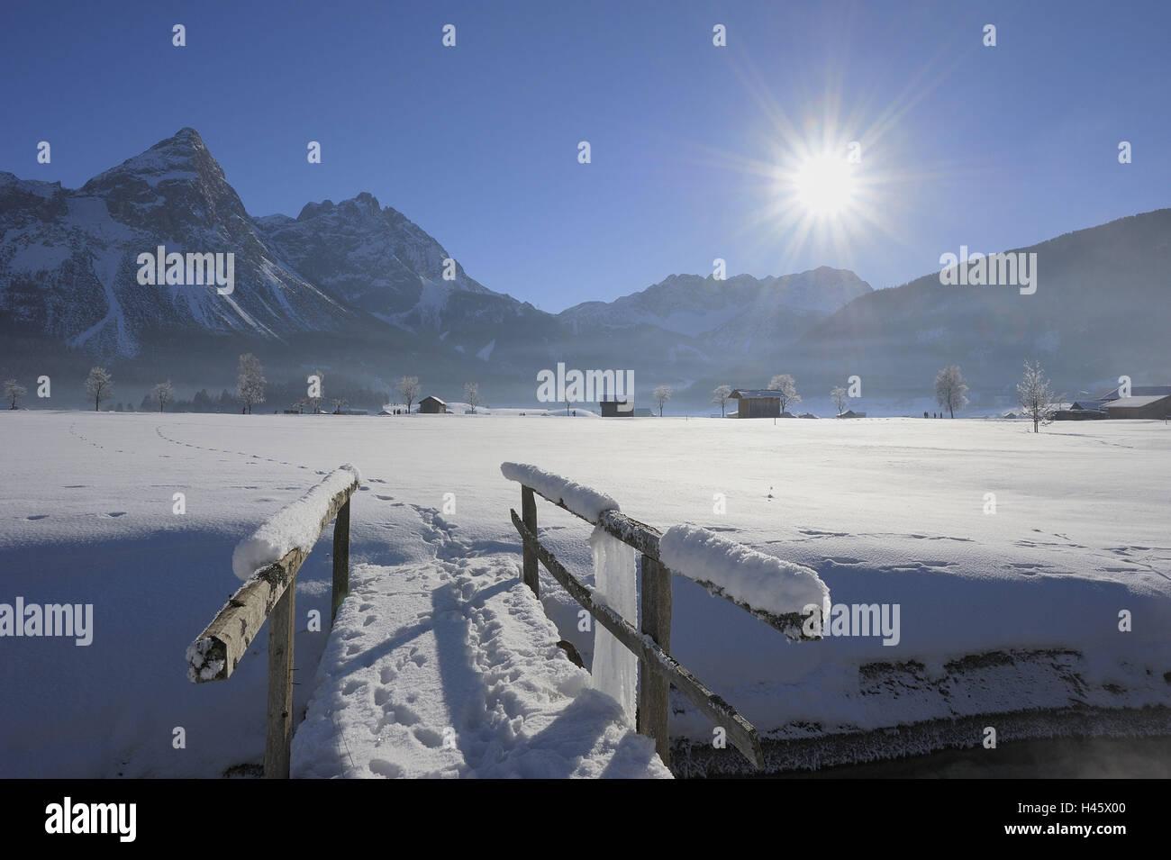 Austria, Tyrol, Lermoos, Zugspitze, bridge, winter landscape, sun Stock ...
