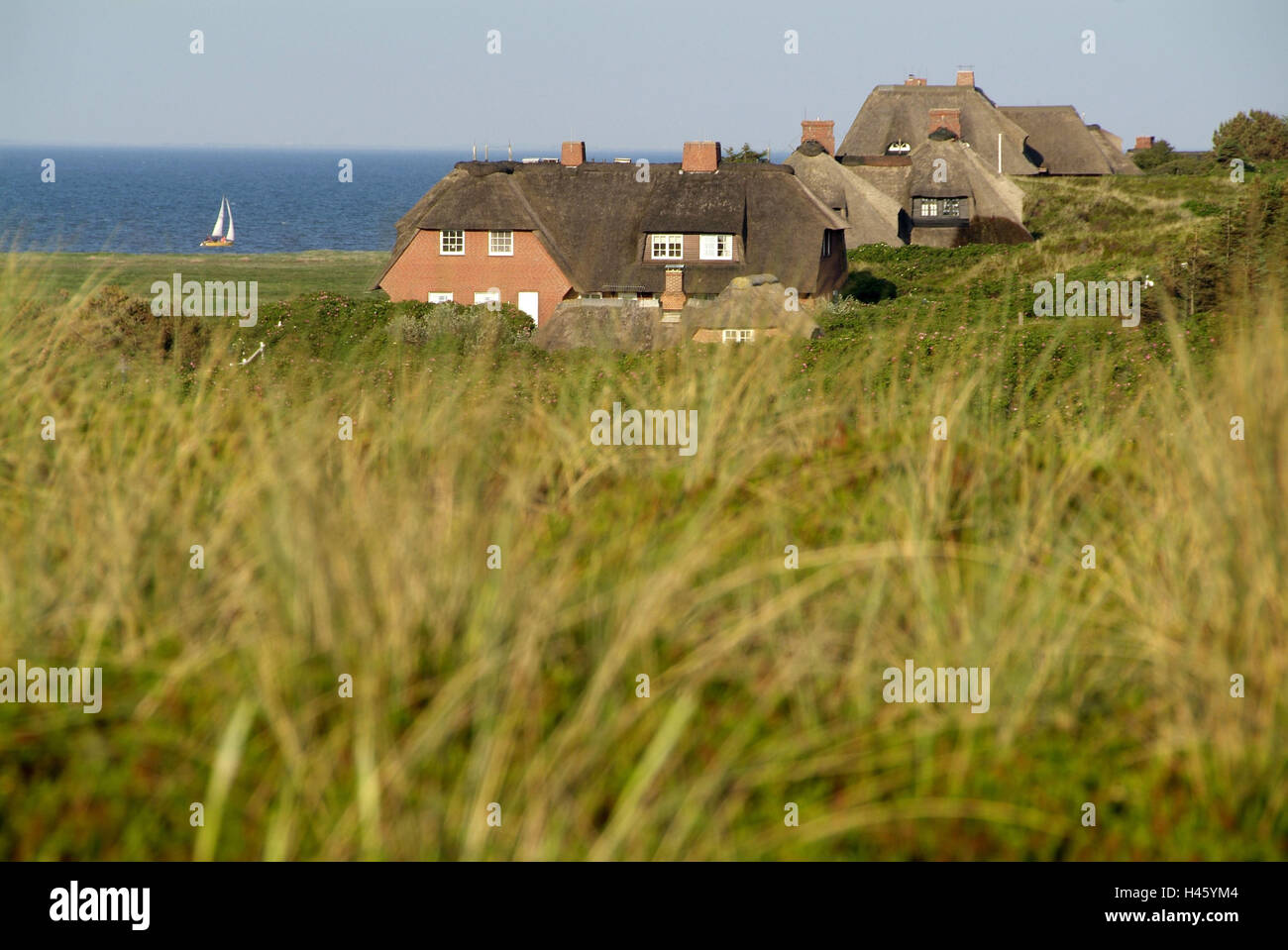 Germany, Schleswig - Holstein, island Sylt, Kampen, thatched-roof houses, sea, Stock Photo