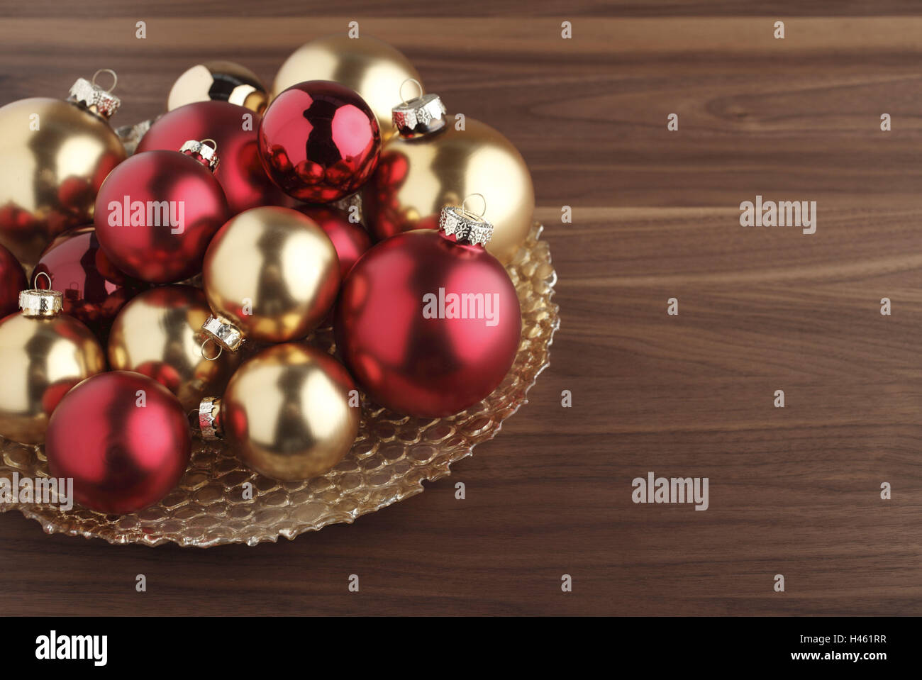 Christmas balls, table decoration, plate Stock Photo - Alamy