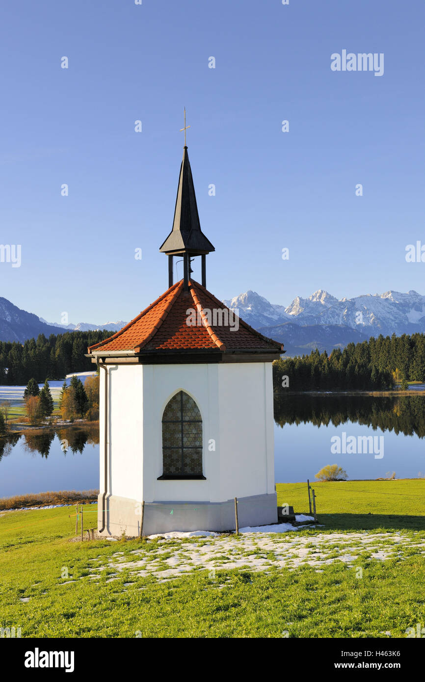 Germany, Bavaria, east Allgäu, chapel at the Hegratsrieder lake with Halblech, Stock Photo