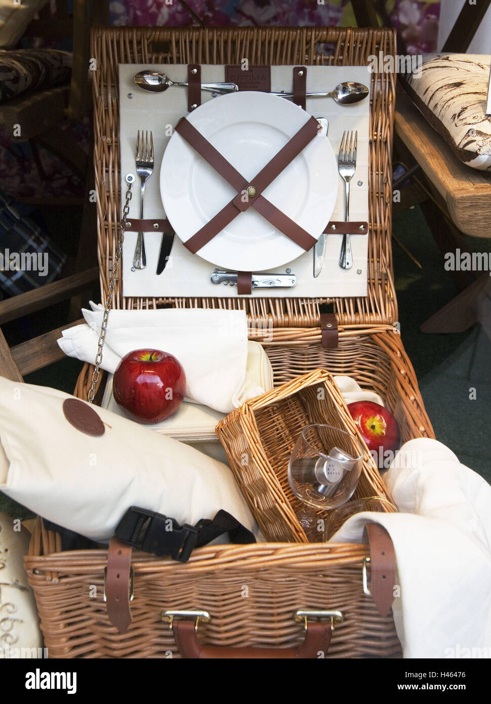 Picnic Instruments Instruments basket hi-res stock photography and images - Alamy
