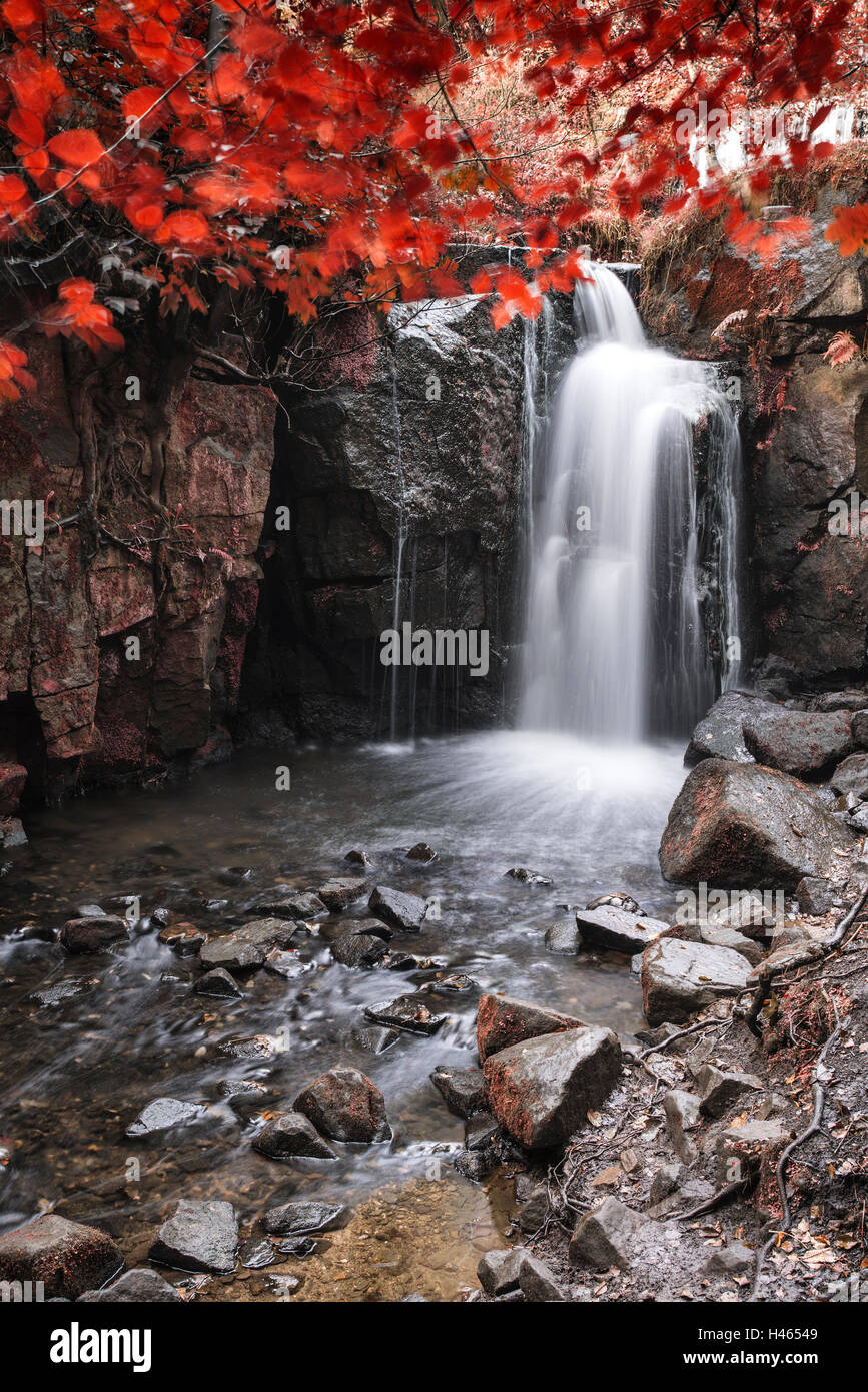 Beautiful waterfall flowing over rocks hi-res stock photography and ...